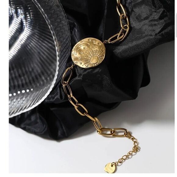 #33 Gold Moon/Star Pendant Necklace - Picture 3 of 9